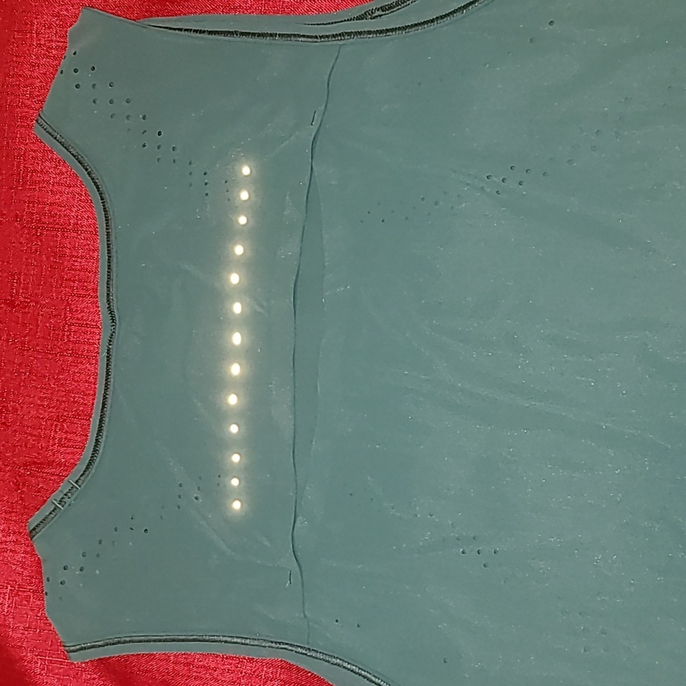 Lululemon Atletica Active Top Cropp, Size 6, Color Green 👌 😍 - Picture 6 of 9
